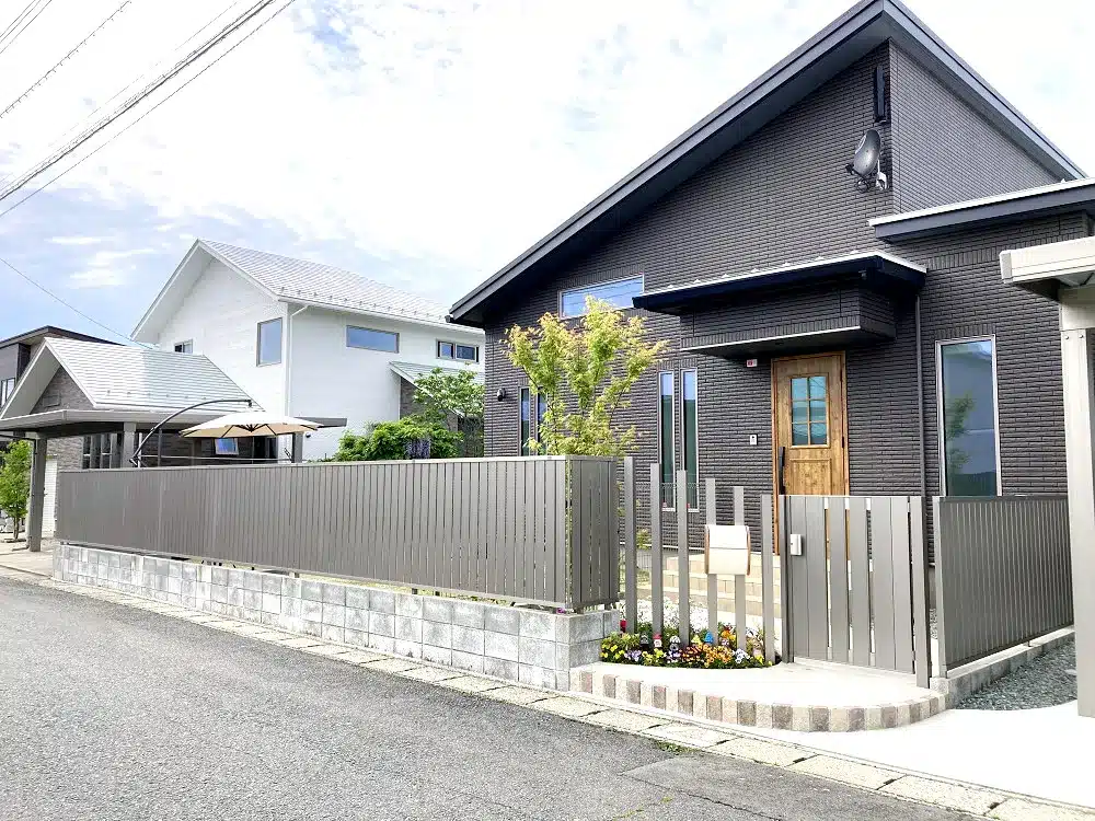 住宅の外観全体とフェンス、門扉を含む外構