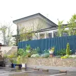 事務所前 フェンスと土留