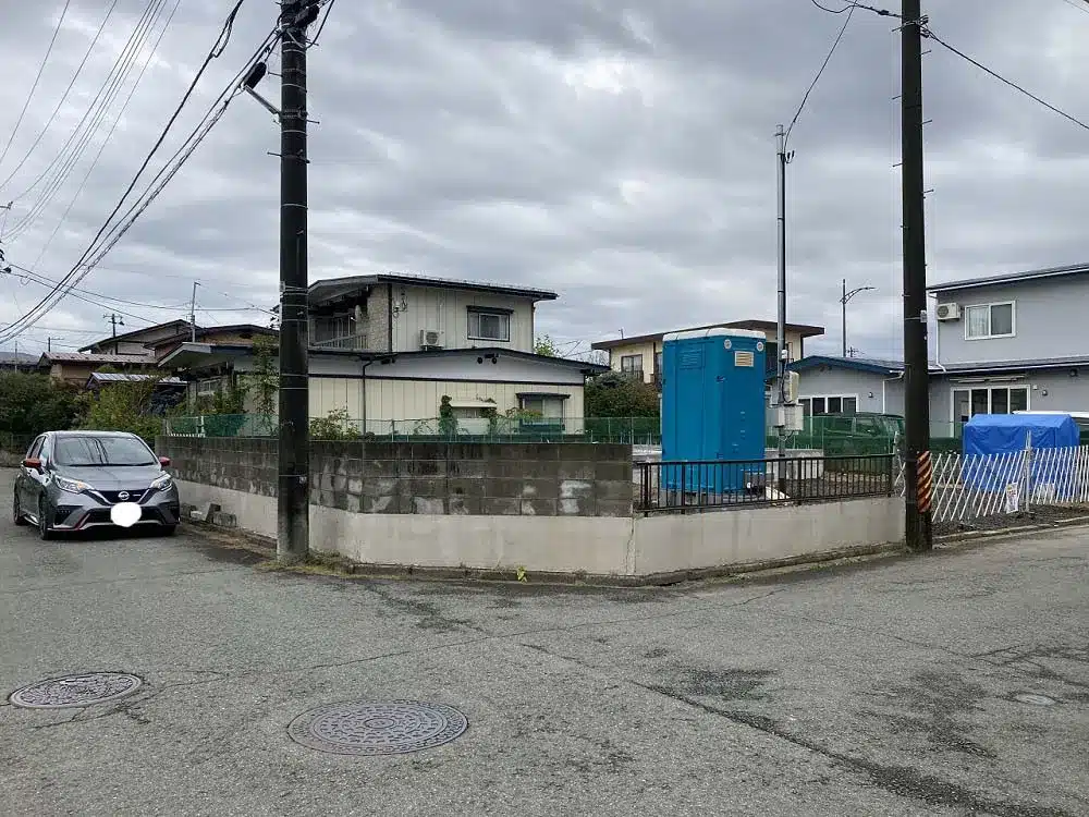 リフォーム前の古い擁壁とブロック塀。街角にある古びたコンクリート擁壁。