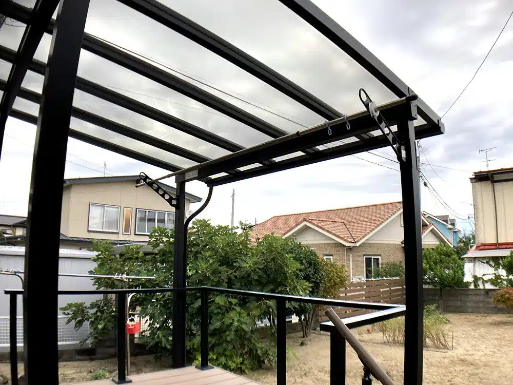 樹脂デッキ上部にあるテラス屋根の骨組みと、物干し金具のディテール。