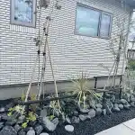 大館市S様邸の外壁前に作られた、自然石を使ったモダンなロックガーデン。