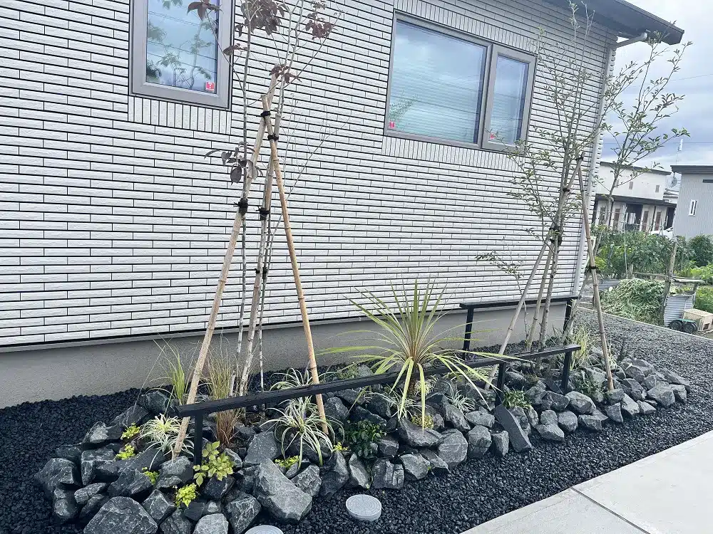 大館市S様邸の外壁前に作られた、自然石を使ったモダンなロックガーデン。