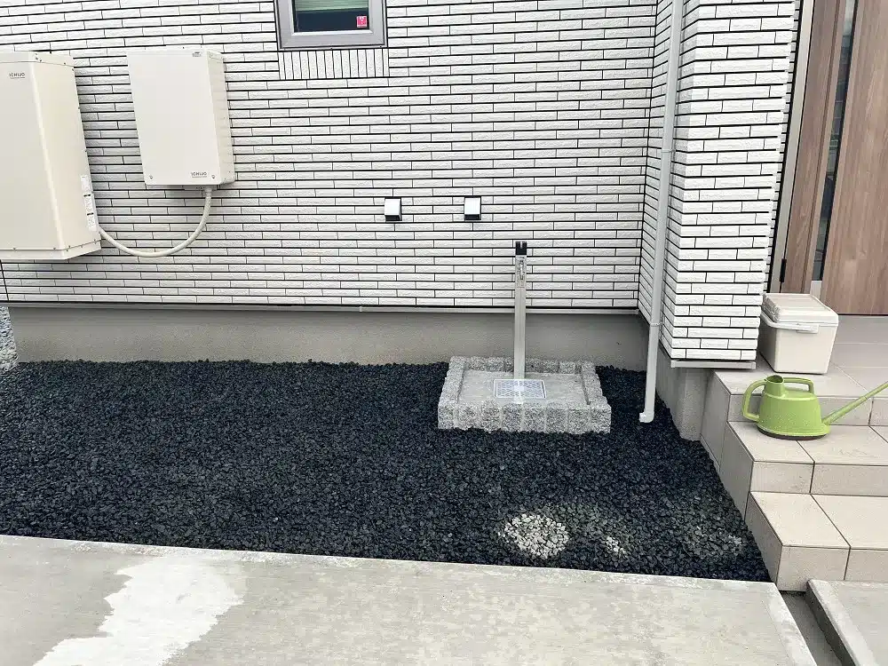 大館市S様邸の家の外壁に設置されたシンプルでスタイリッシュな立水栓。